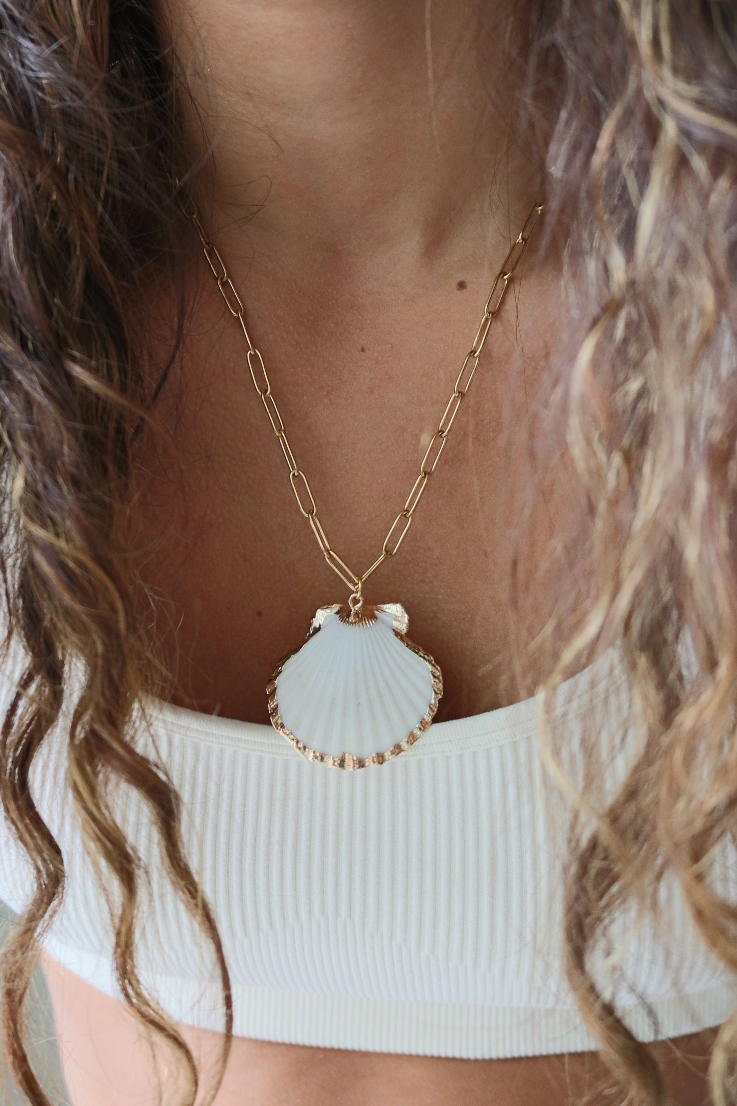 WHITE SHELL NECKLACE